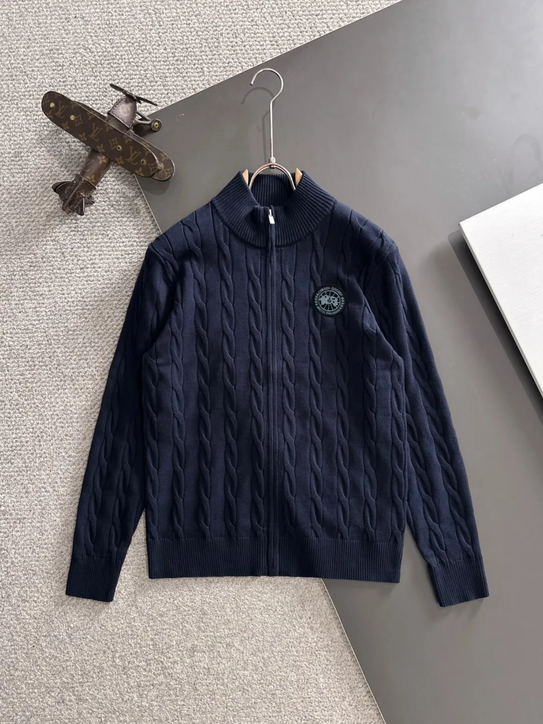 Next day shipping P460 Big Goose 2025 official website latest winter sweater, popular items are on sale at the counter simultaneously! Specially made of wool blended fabric. It feels comfortable and can be directly in contact with the skin. The logo badge is exquisitely embroidered, which is extremely eye-catching! The details highlight the fashionable charm of big brands. Exquisite workmanship. Three-dimensional cutting style. The wearing effect is invincible and handsome! All three standards are complete! Size: M-3XL